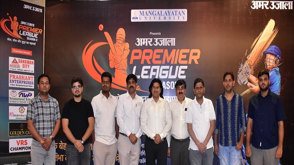 खिलाड़ियों की नीलामी कार्यक्रम में मंच पर मौजूद टीम के मालिक
