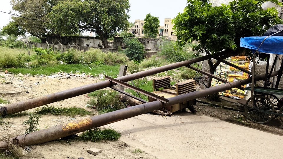 एक साल पहले खंभों सहित गिरा ट्रांसफार्मर