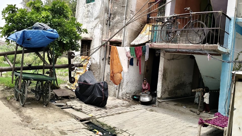 तारों पर अरगनी बांधकर कपडे़ सूखते हुए