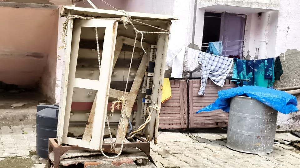 टूटा पड़ा बिजली मीटर का बॉक्स
