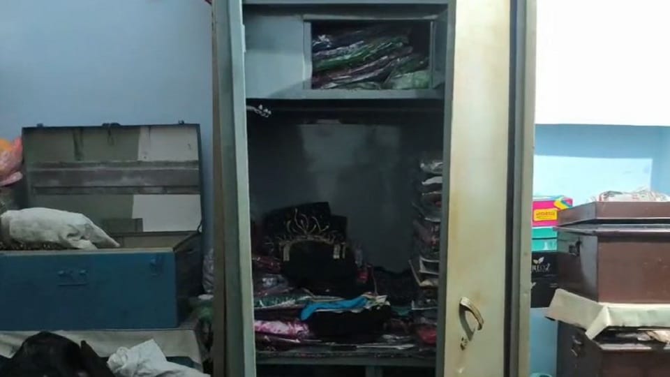 चोरी के बाद बिखरा सामान
