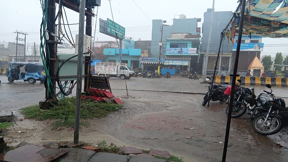 अलीगढ़ रामघाट रोड पर बारिश का नजारा