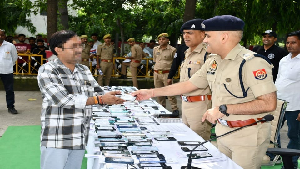 स्वामियों को मोबाइल सौंपते अलीगढ़ एसएसपी