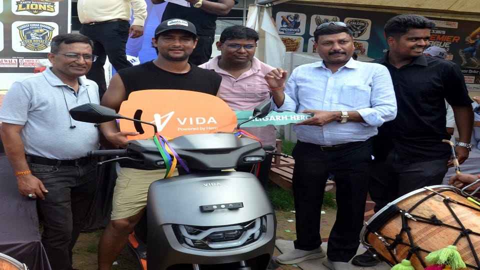 महुआ खेड़ा स्टेडियम में अमर उजाला प्रीमियर लीग में वसीम मिर्जा को स्कूटी देते कुलदीप आर्या, गर्वित आर्या, प्रहलाद अग्रवाल