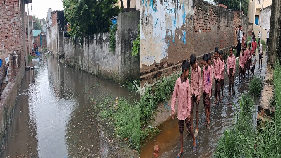गांव बघना की गली में भरा पानी