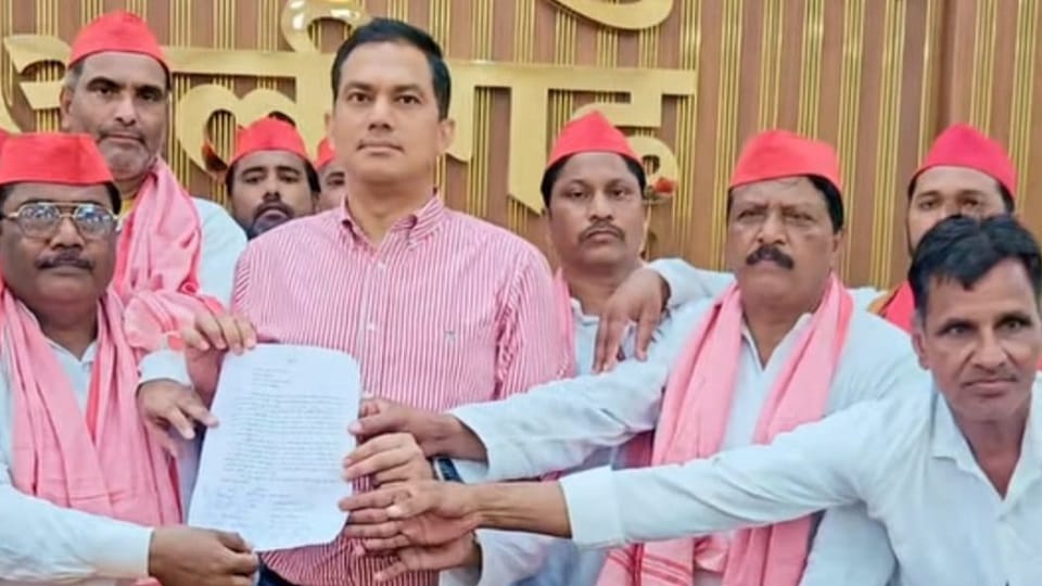 नगर आयुक्त को ज्ञापन सौंपते सपा पार्षद