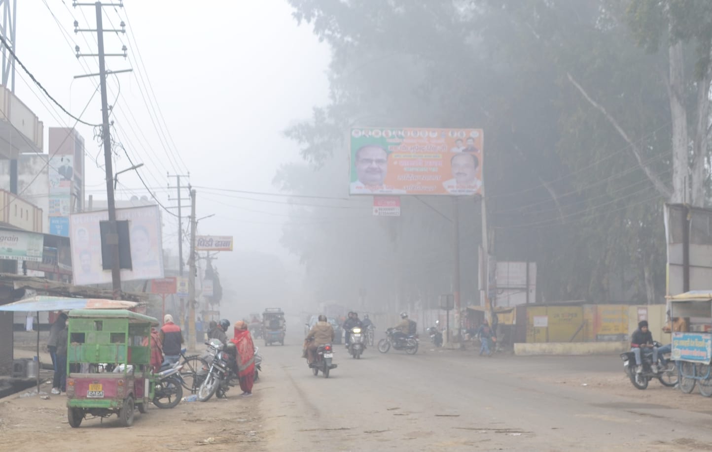 शामली सर्दी में गुजरती युवती शामली सर्दी में गुजरती युवती