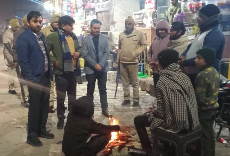 शामली सर्दी में गुजरती युवती शामली सर्दी में गुजरती युवती