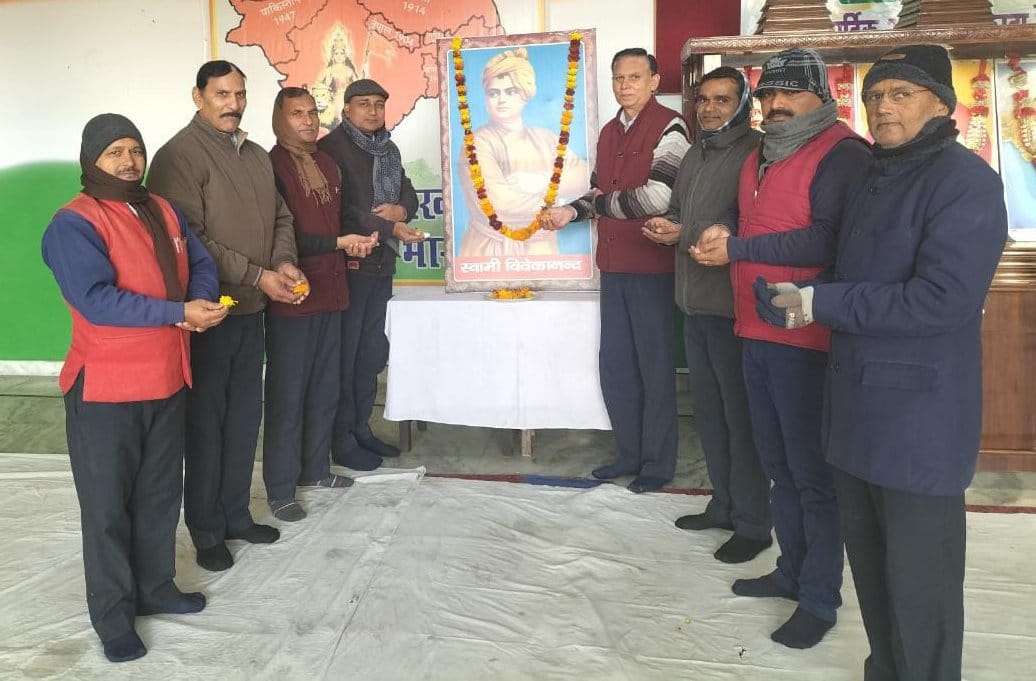 शामली में राष्ट्रीय युवा दिवस दौड लगाती छात्राएं शामली में राष्ट्रीय युवा दिवस दौड लगाती छात्राएं