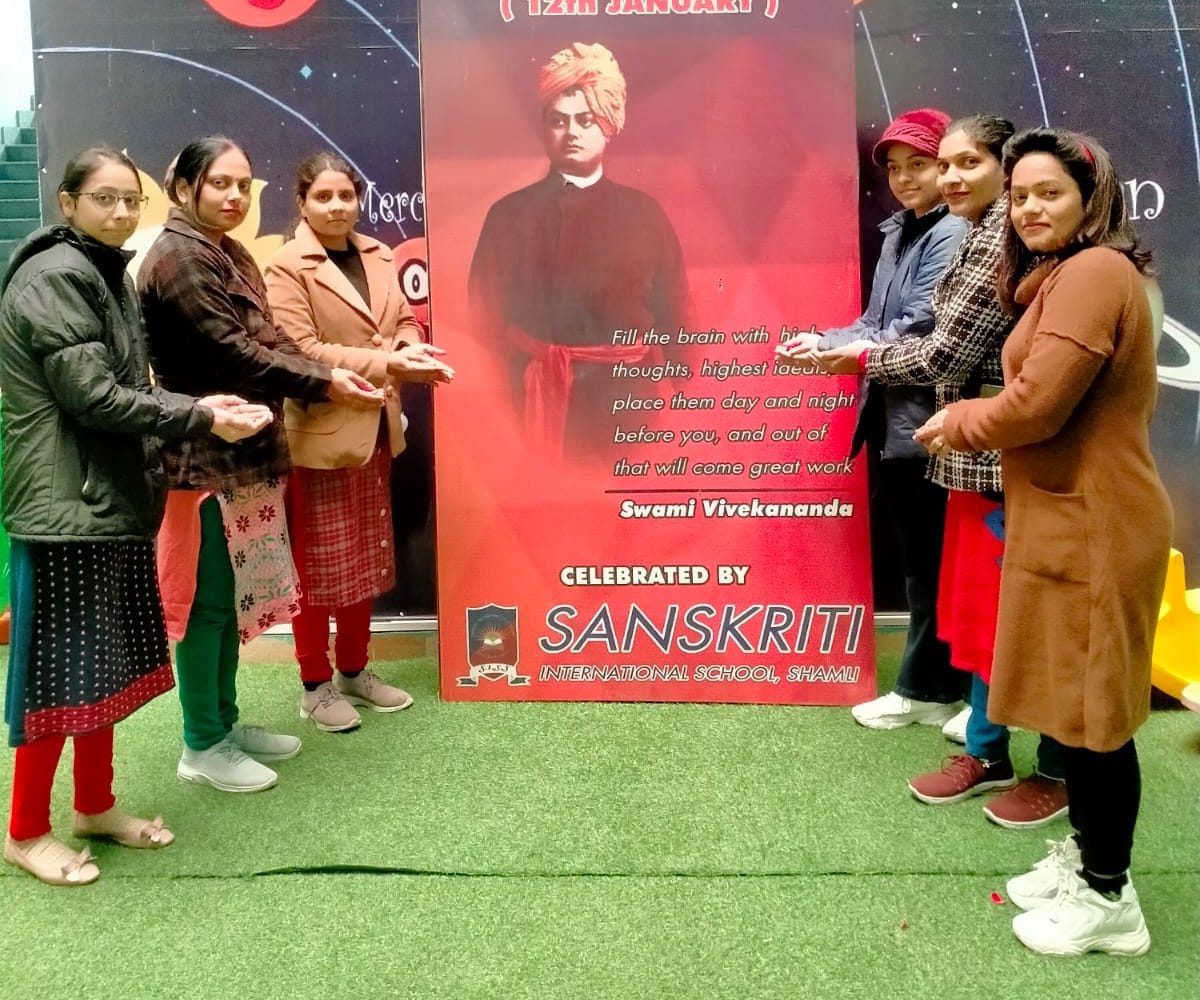 शामली में राष्ट्रीय युवा दिवस दौड लगाती छात्राएं शामली में राष्ट्रीय युवा दिवस दौड लगाती छात्राएं