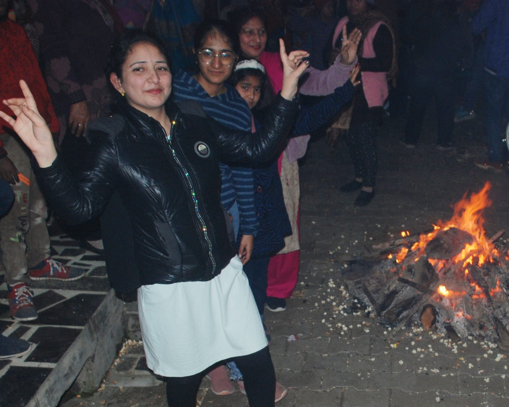 बागपत के गुरूद्घारा में लोहड़ी के गीतों पर नृत्य करते श्रद्घालु