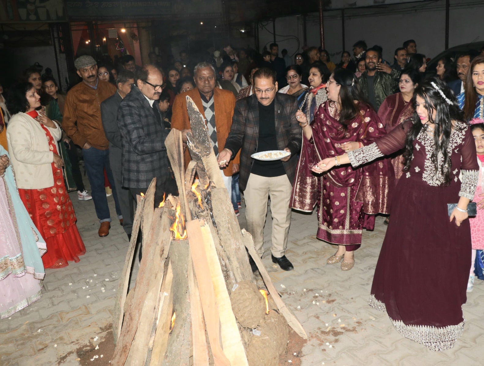 बिजनौर में लोहड़ी पर्व पर डांस करती महिला बिजनौर में लोहड़ी पर्व पर डांस करती महिला