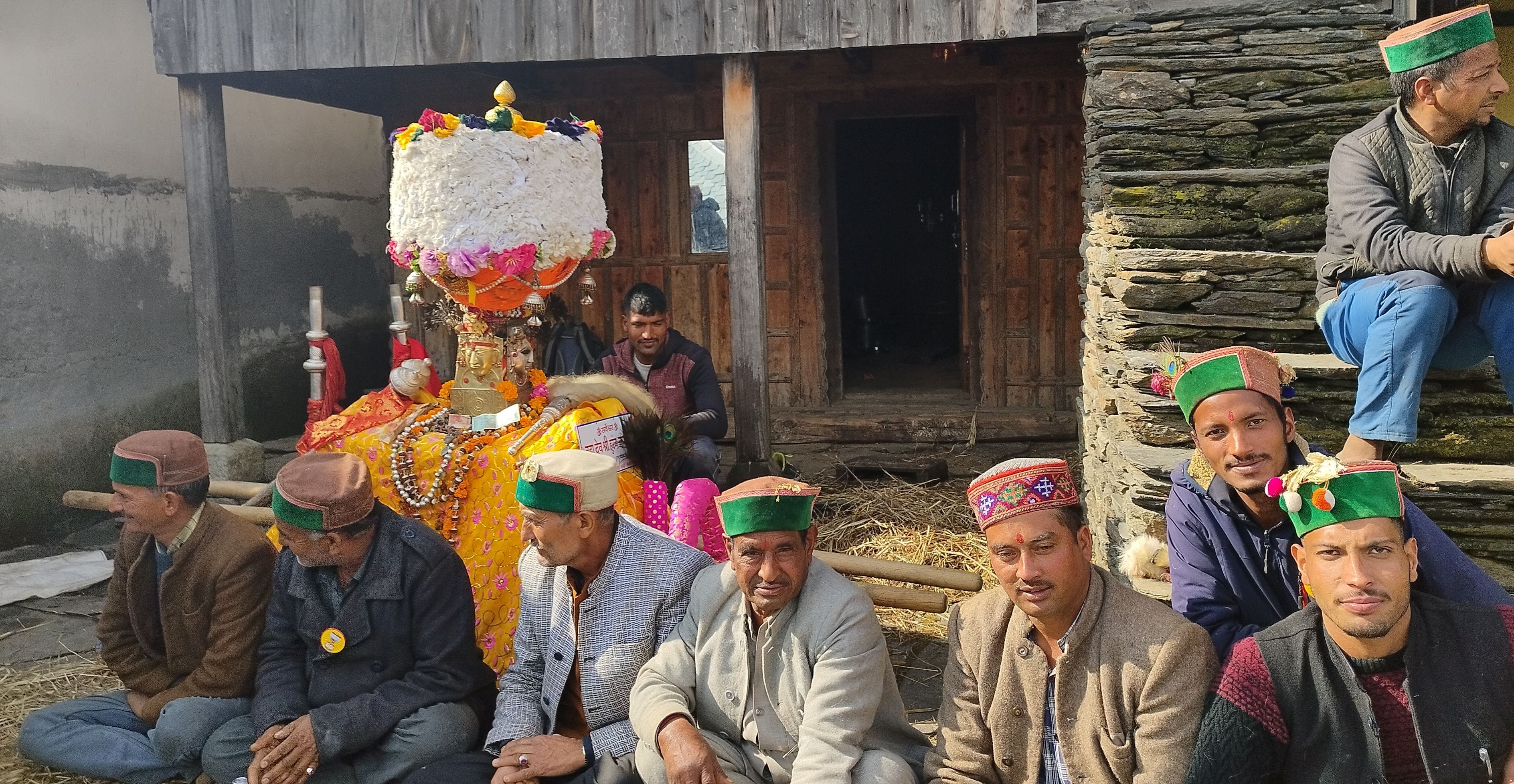 बर्फबारी के बीच लाव लश्कर सहित खवाण गांव को जाते पहाड़ी बजीर देव पशाकोट का रथ और कारदार