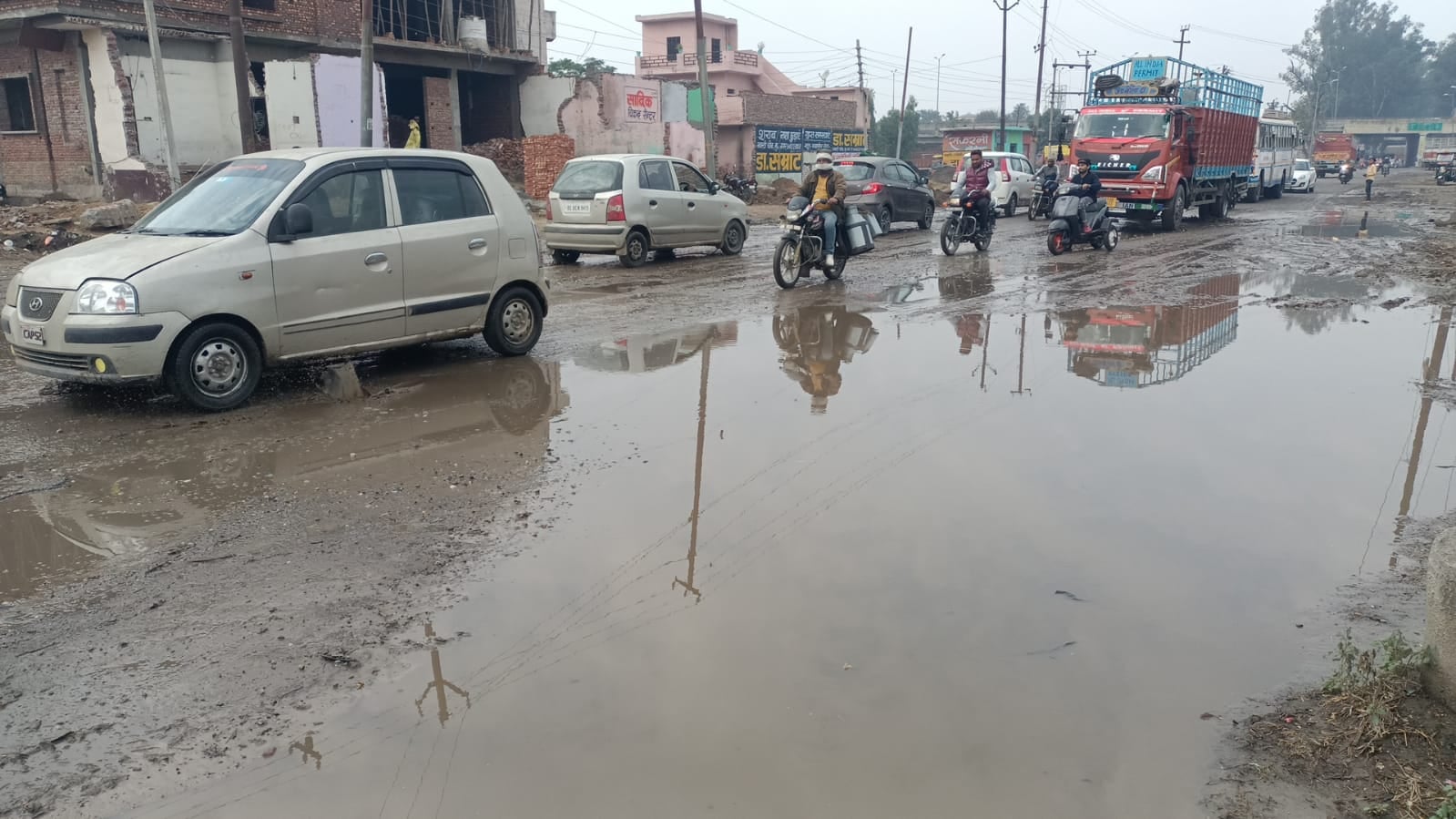 जानसठ रोड पर अटा नाला के कराण हुआ जलभराव ।