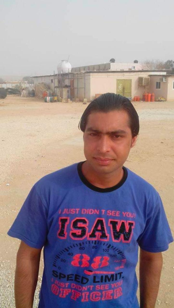 मुहल्ला कायस्थान शेरकोट में मृतक कमाल के घर के बाहर लोगों की लगी भीड़ मुहल्ला कायस्थान शेरकोट में मृतक कमाल के घर के बाहर लोगों की लगी भीड़