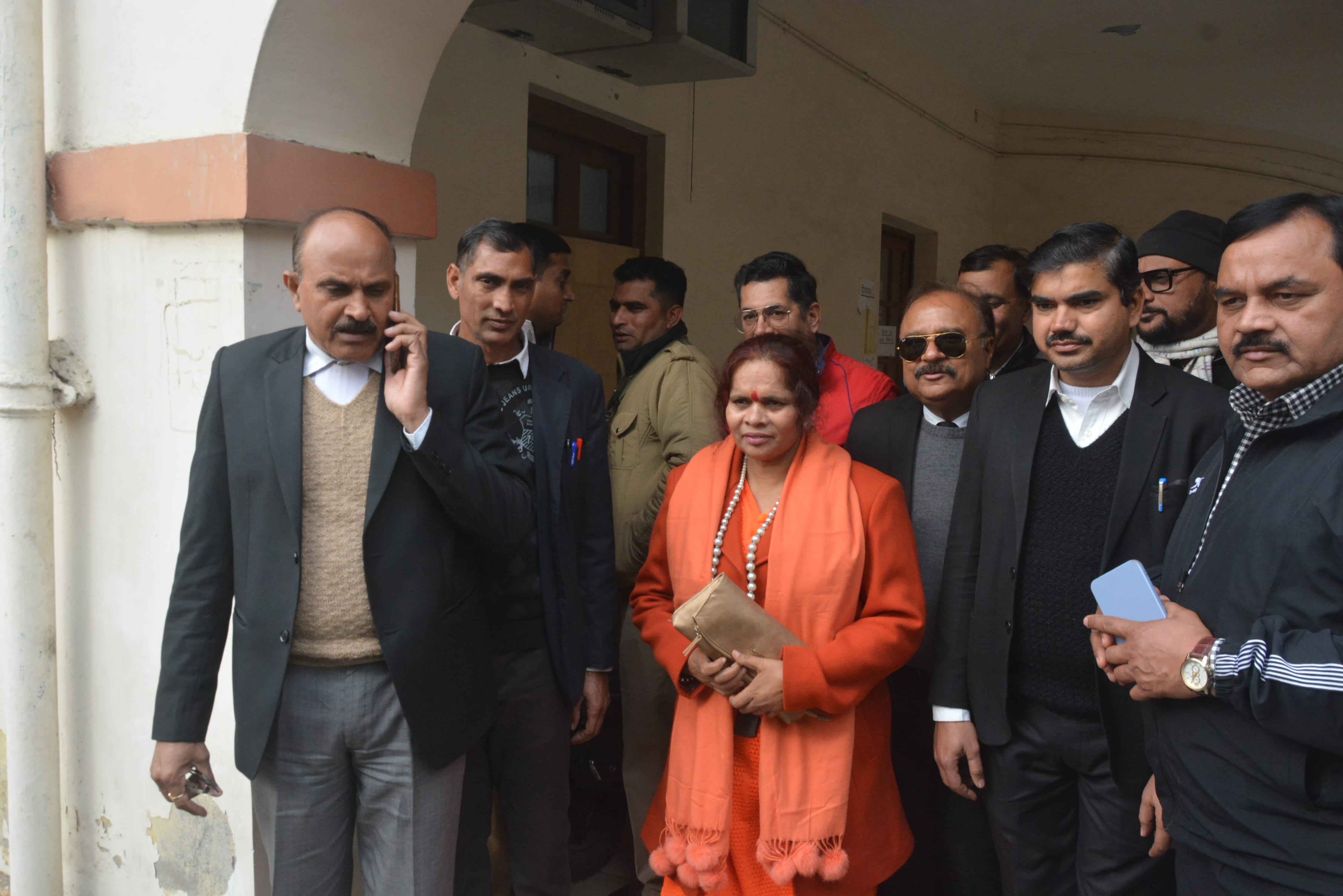 मुजफ्फरनगर कोर्ट में पेशी पर पहुंची साध्वी प्राची। मुजफ्फरनगर कोर्ट में पेशी पर पहुंची साध्वी प्राची।