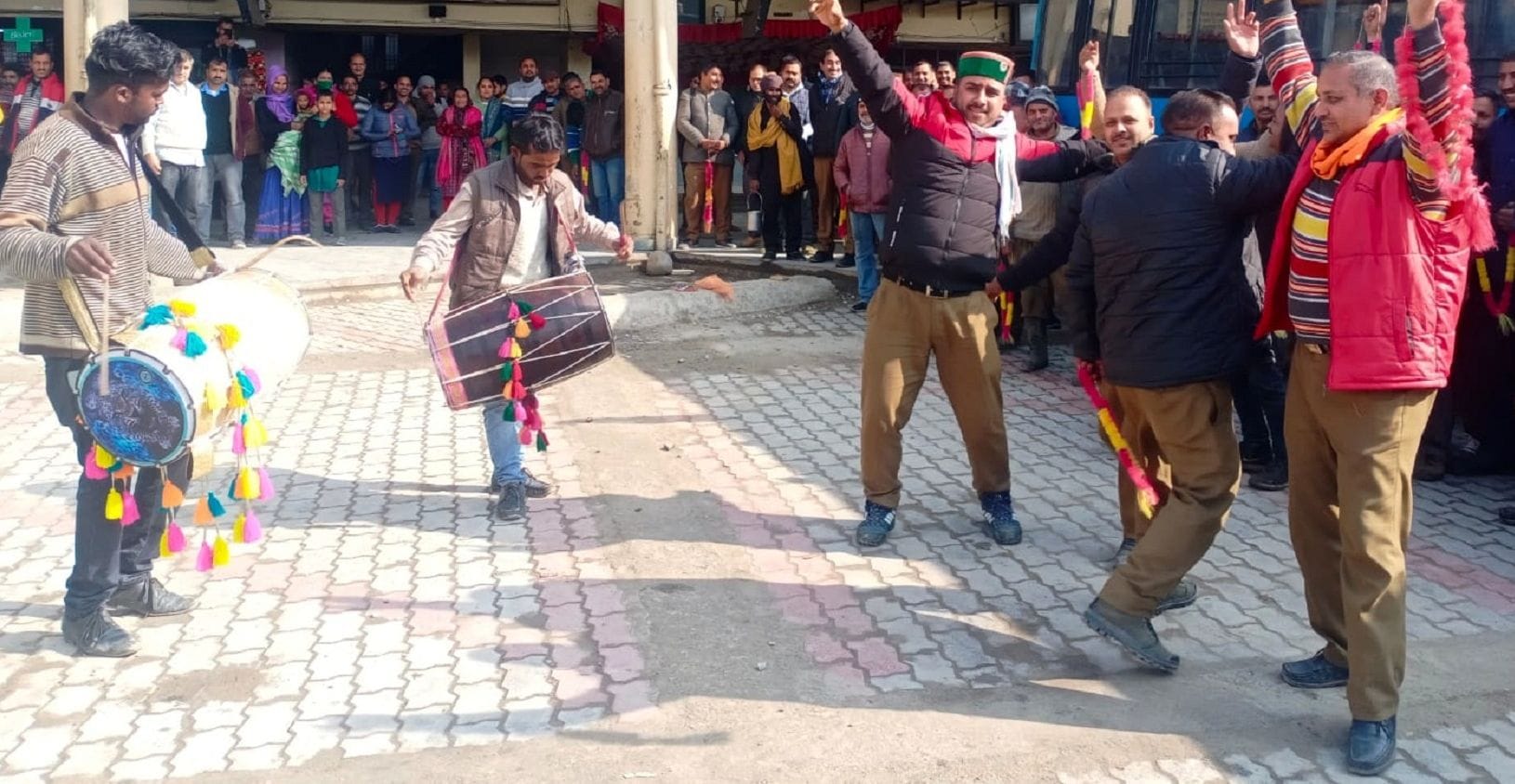 रदेश में ओपीएस बहाली पर मंडी जिला के जोगिंद्रनगर बस अड्डे में जश्न मनाते परिवहन विभाग के कर्मचारी 