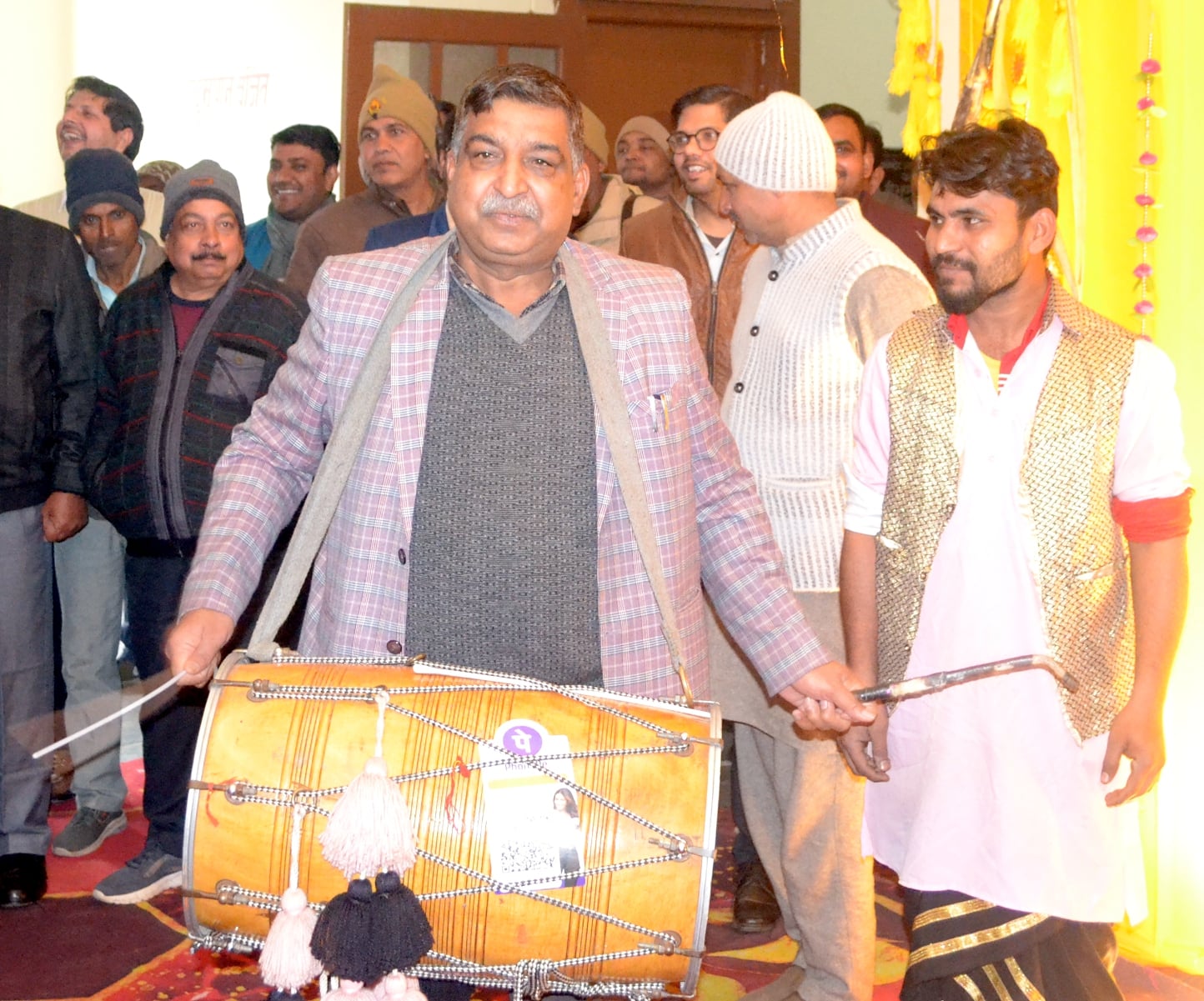 शामली कलेक्ट्रेट में लोहडी का पर्व मनाते अधिकारी शामली कलेक्ट्रेट में लोहडी का पर्व मनाते अधिकारी