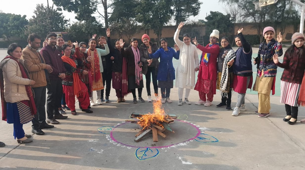 शामली कलेक्ट्रेट में लोहडी का पर्व मनाते अधिकारी शामली कलेक्ट्रेट में लोहडी का पर्व मनाते अधिकारी