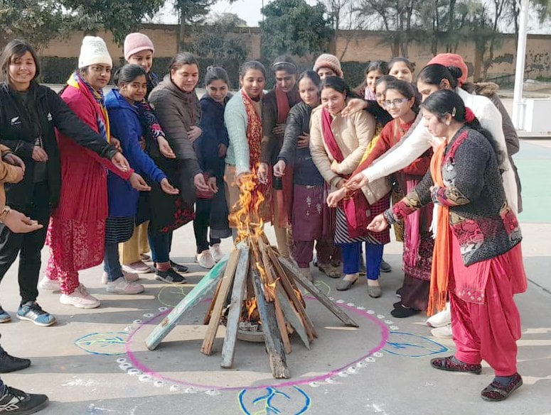 शामली कलेक्ट्रेट में लोहडी का पर्व मनाते अधिकारी शामली कलेक्ट्रेट में लोहडी का पर्व मनाते अधिकारी