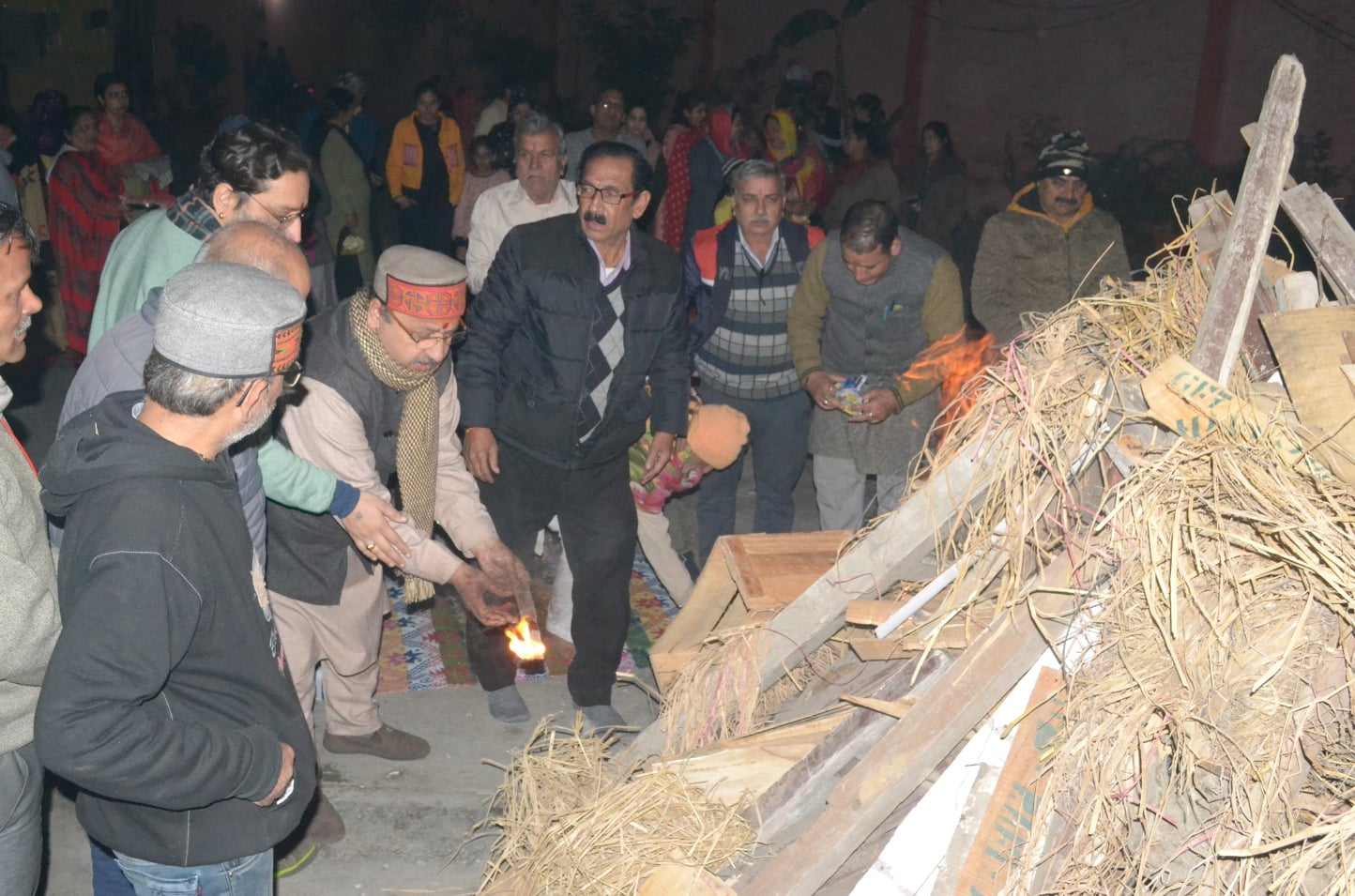 शामली कलेक्ट्रेट में लोहडी का पर्व मनाते अधिकारी शामली कलेक्ट्रेट में लोहडी का पर्व मनाते अधिकारी