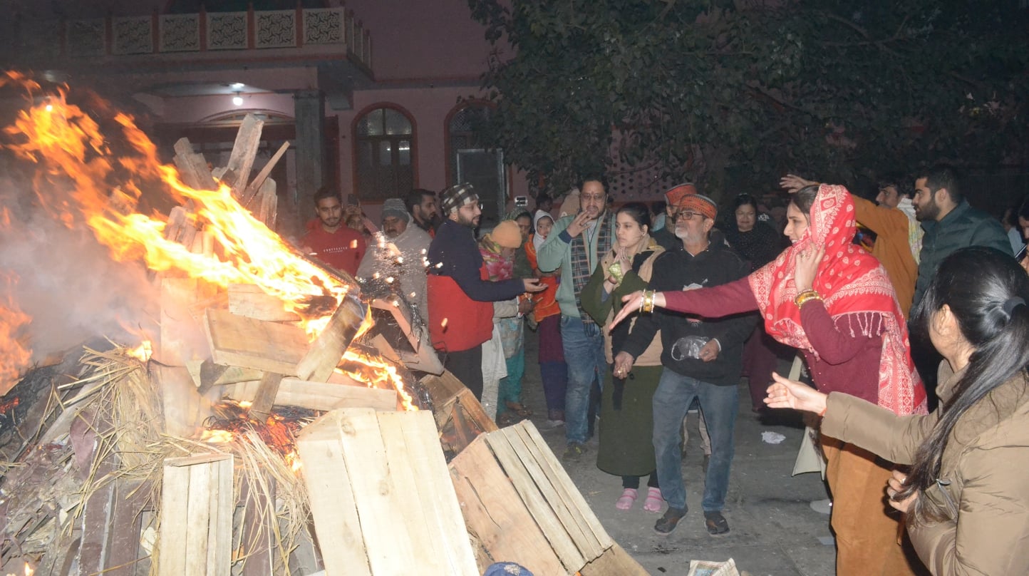 शामली कलेक्ट्रेट में लोहडी का पर्व मनाते अधिकारी शामली कलेक्ट्रेट में लोहडी का पर्व मनाते अधिकारी