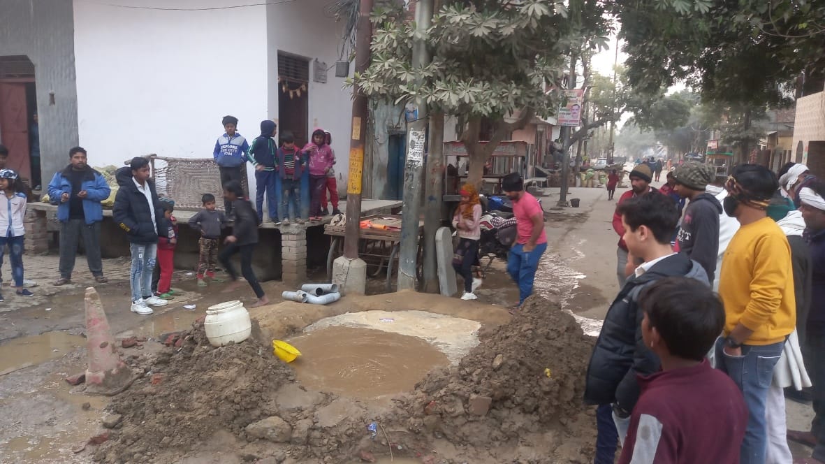 बागपत की झंकार वाली गली स्थित हनुमान मंदिर के पास हैडपंप से पानी भरती महिलाएं