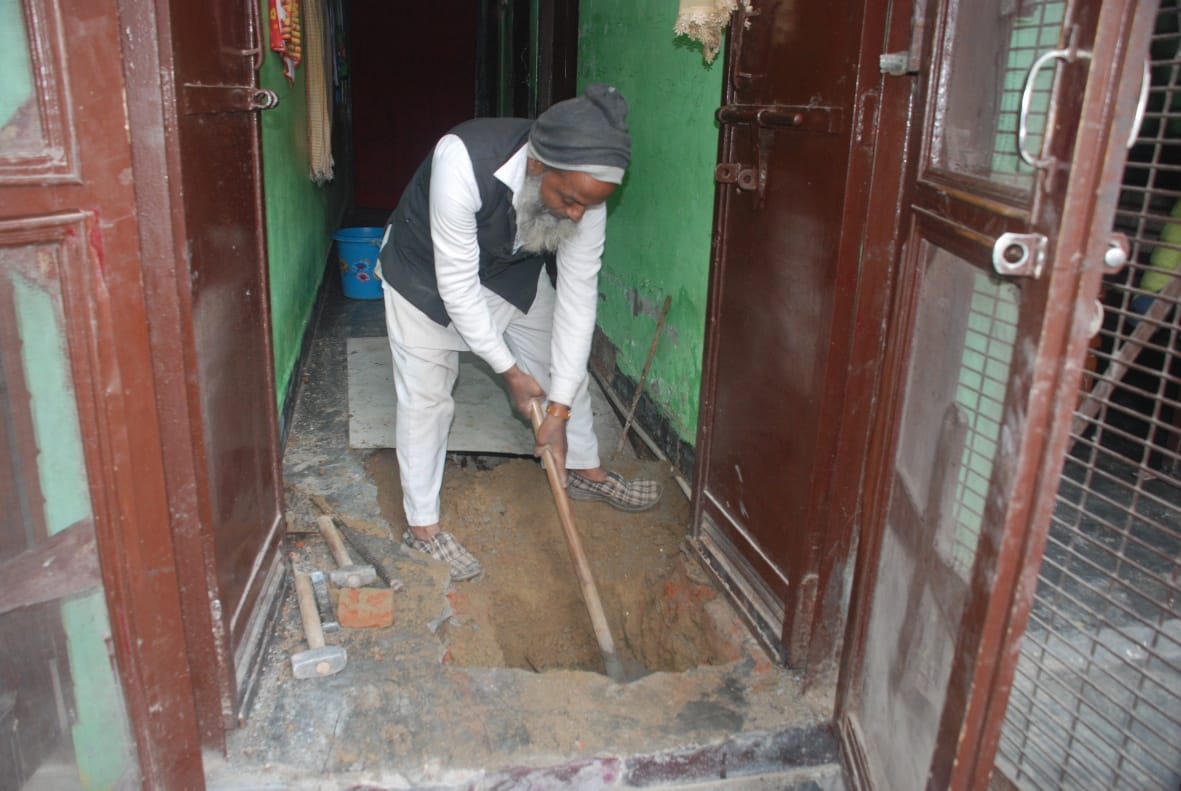 बागपत की झंकार वाली गली स्थित हनुमान मंदिर के पास हैडपंप से पानी भरती महिलाएं