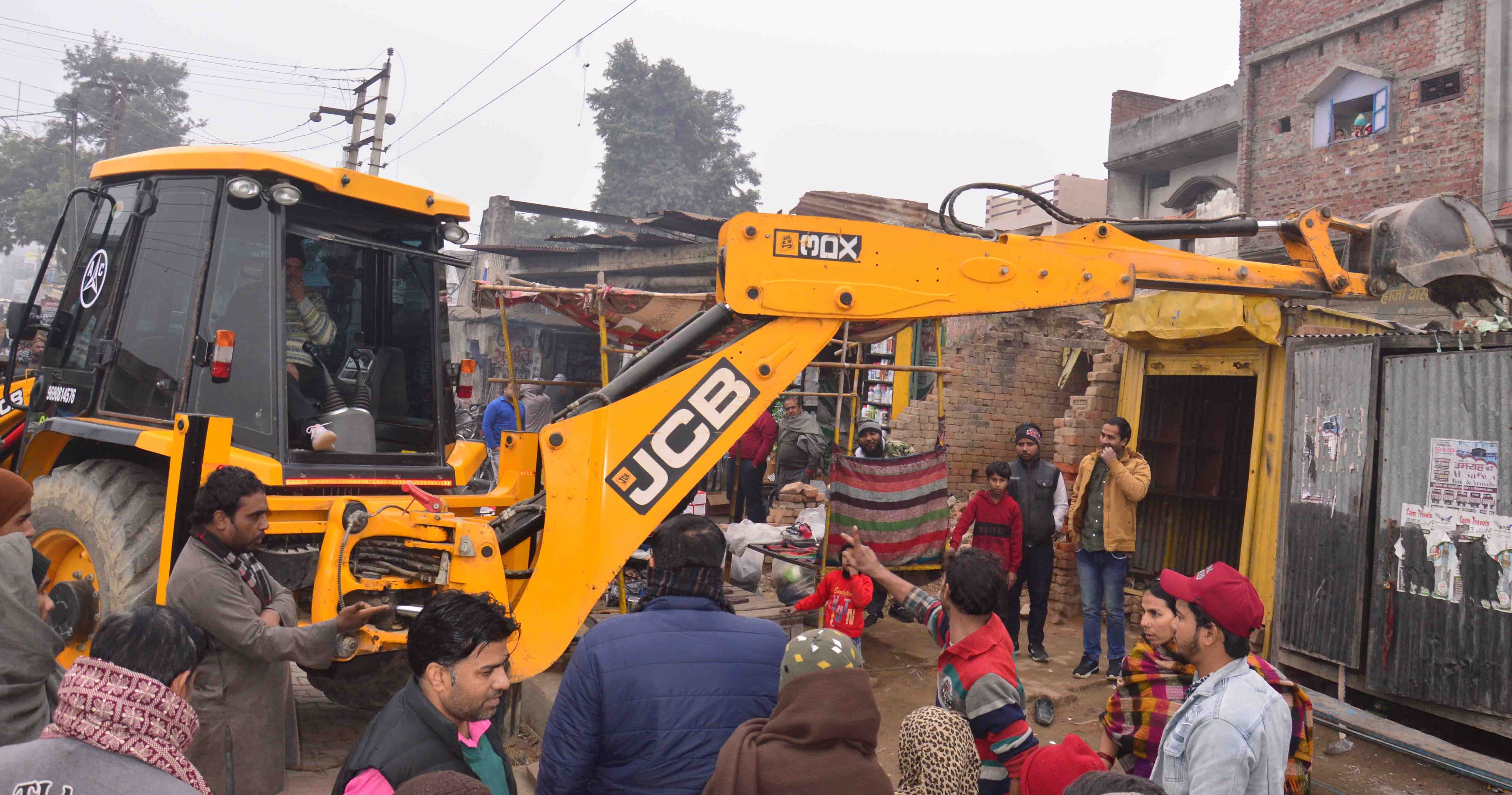 कैराना में मुख्य मार्ग से अतिक्रमण हटाती जेसीबी। कैराना में मुख्य मार्ग से अतिक्रमण हटाती जेसीबी।