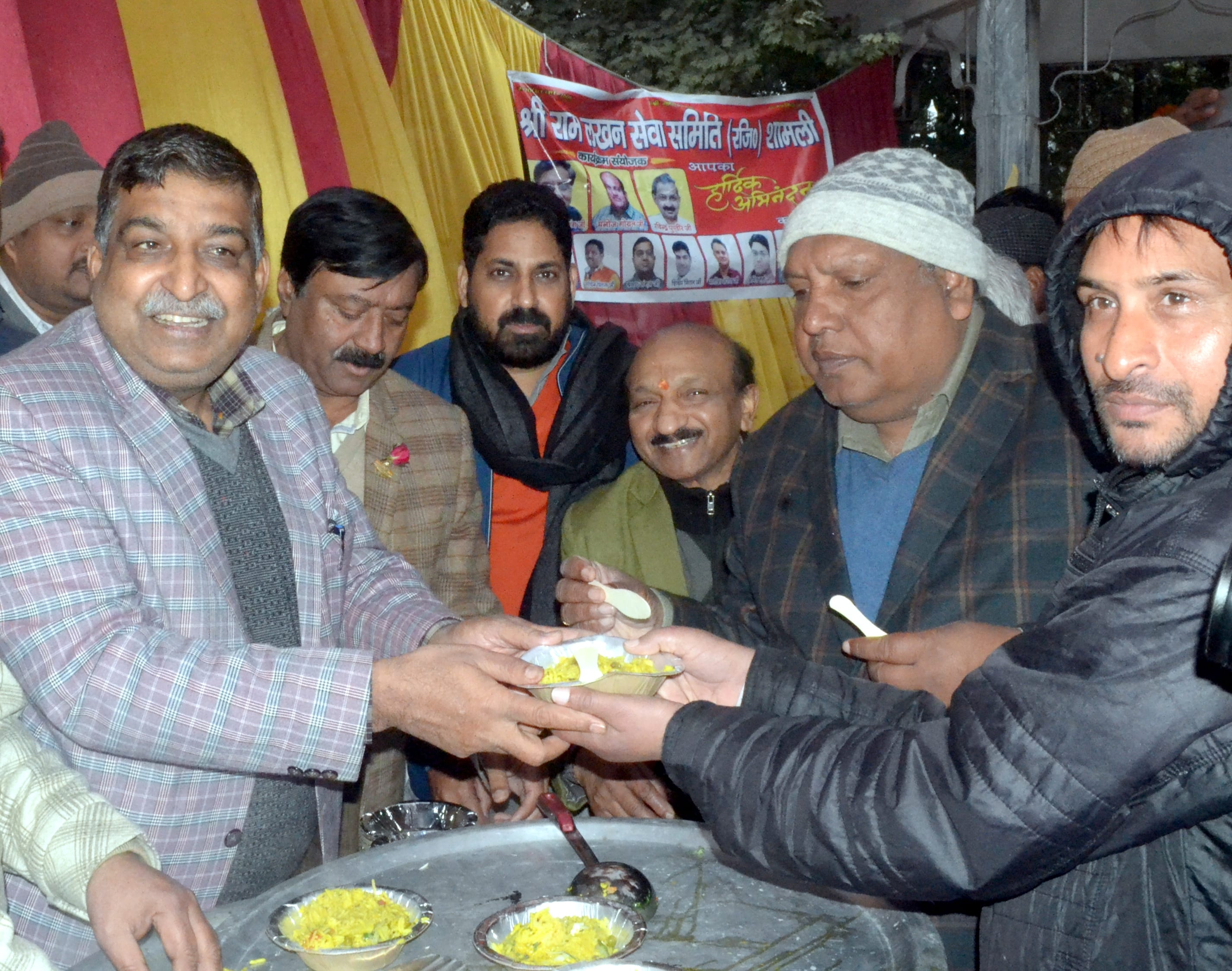 शामली मेपल्स एकेडमी में मकर संक्रांति पर शिक्षकों को खिचड़ी का वितरण करती छात्राएं। शामली मेपल्स एकेडमी में मकर संक्रांति पर शिक्षकों को खिचड़ी का वितरण करती छात्राएं।