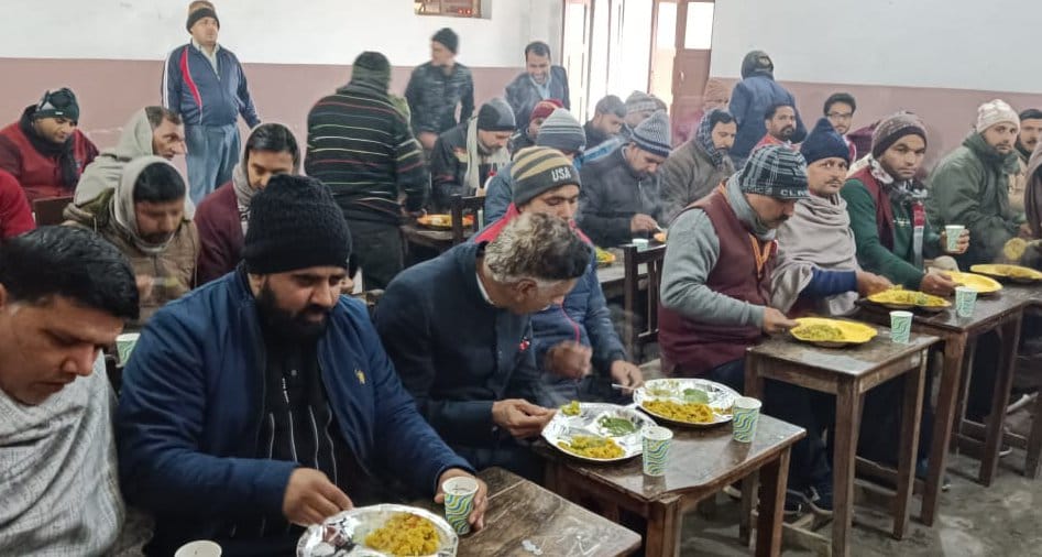 शामली मेपल्स एकेडमी में मकर संक्रांति पर शिक्षकों को खिचड़ी का वितरण करती छात्राएं। शामली मेपल्स एकेडमी में मकर संक्रांति पर शिक्षकों को खिचड़ी का वितरण करती छात्राएं।