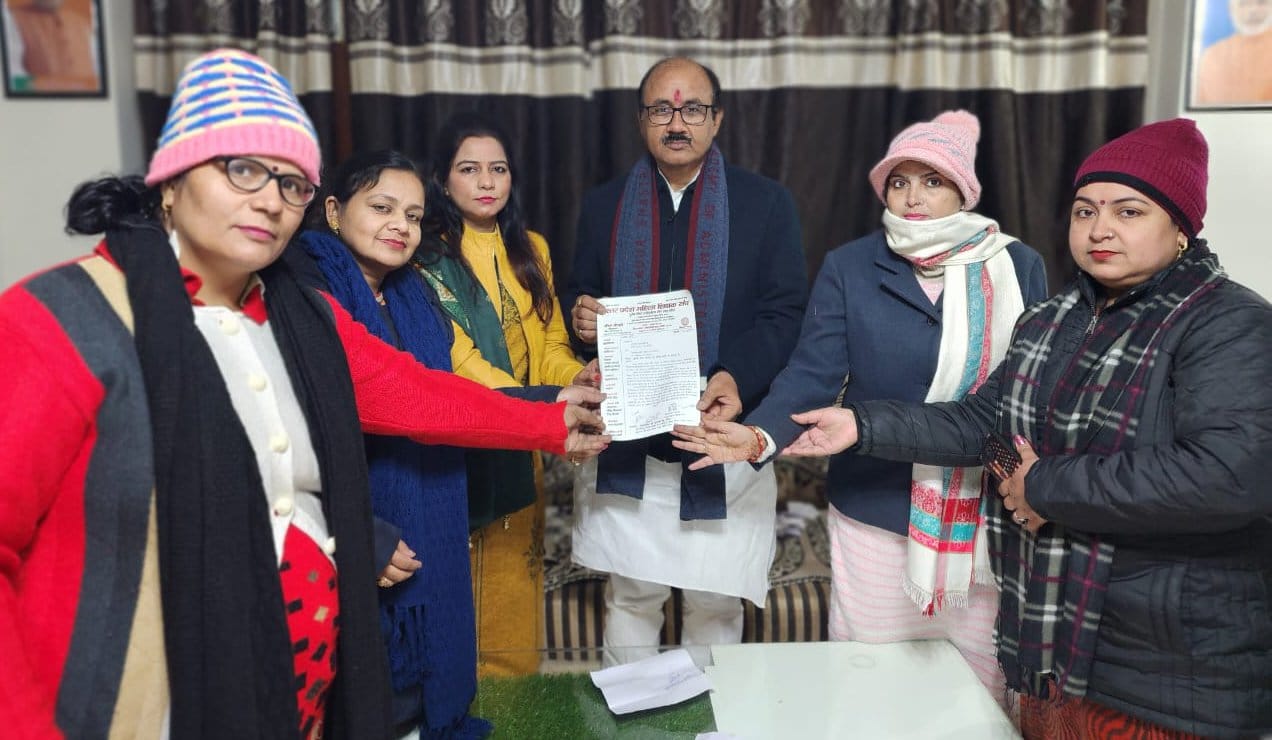 शामली मेपल्स एकेडमी में मकर संक्रांति पर शिक्षकों को खिचड़ी का वितरण करती छात्राएं। शामली मेपल्स एकेडमी में मकर संक्रांति पर शिक्षकों को खिचड़ी का वितरण करती छात्राएं।
