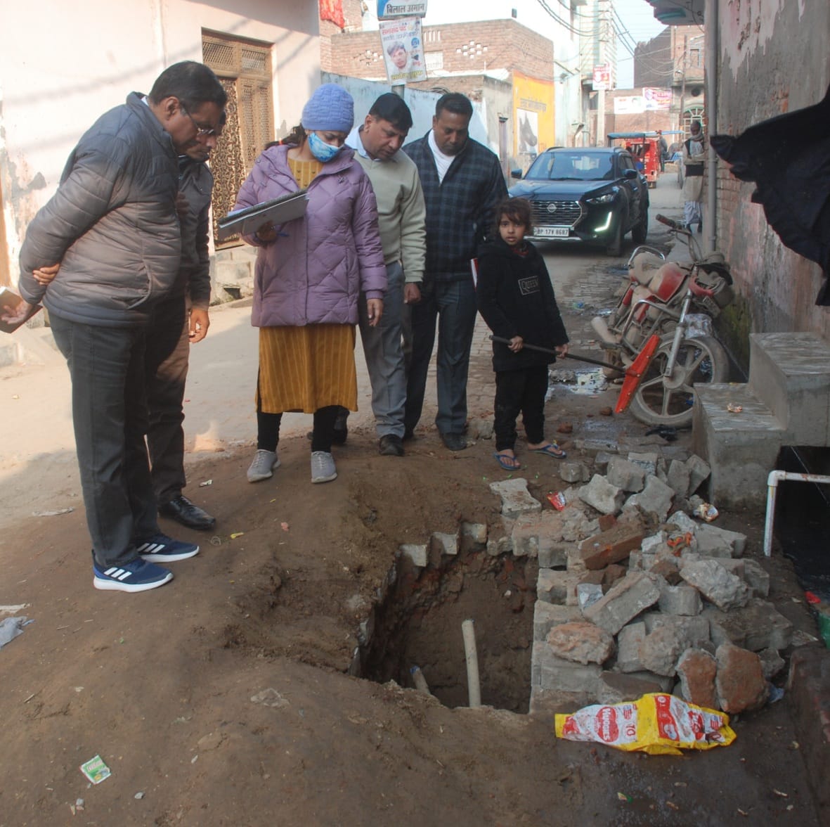 बागपत के केतीपुरा मोहल्ले में जांच करने गए अधिकारियों से समस्या बताते लोग बागपत के केतीपुरा मोहल्ले में जांच करने गए अधिकारियों से समस्या बताते लोग