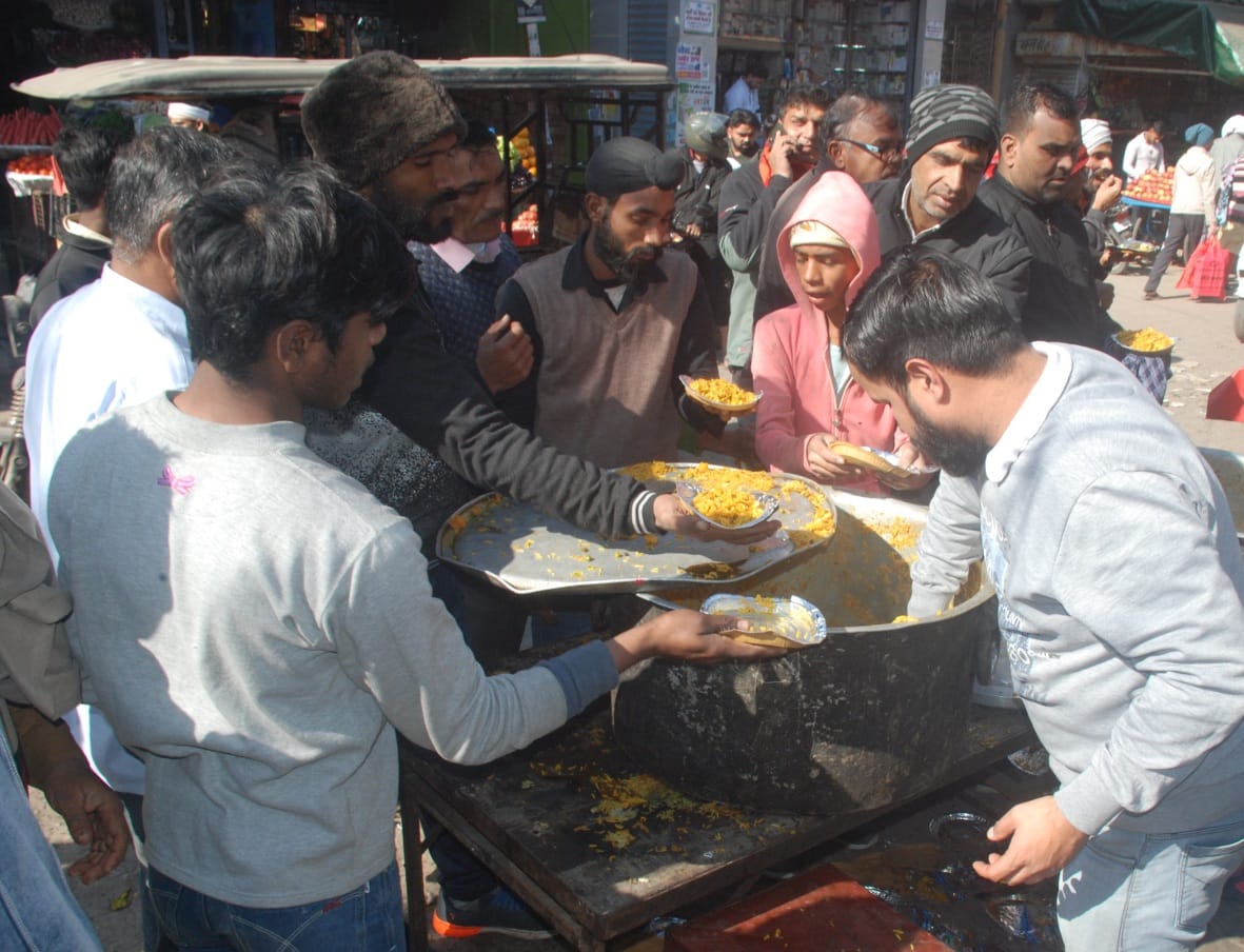 बागपत में मकर संक्रांति के पर्व पर पतंग खरीदते बच्चें बागपत में मकर संक्रांति के पर्व पर पतंग खरीदते बच्चें