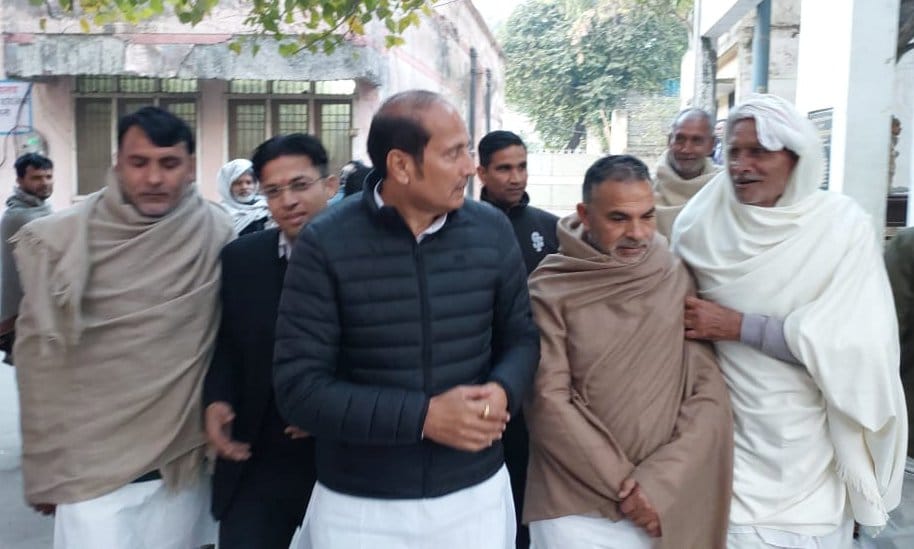 कैराना कोर्ट में पेशी के बाद कोर्ट से बाहर आते पूर्व मंत्री सुरेश राणा। कैराना कोर्ट में पेशी के बाद कोर्ट से बाहर आते पूर्व मंत्री सुरेश राणा।
