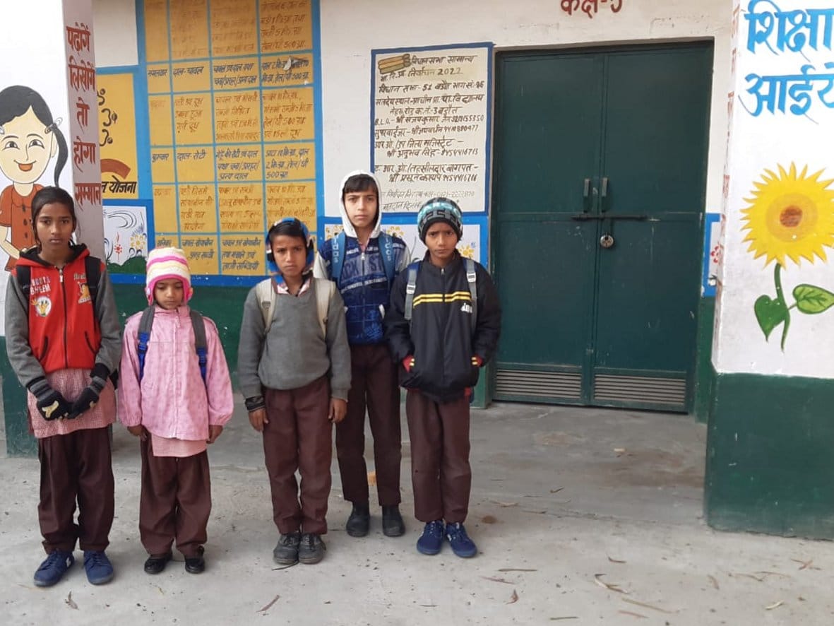 सुबह 9.27 बजे: प्राथमिक विद्घालय लक्ष्मीबाई पटटी चौधरान बड़ौत में शिक्षकों का इंतजार करते बच्चें सुबह 9.27 बजे: प्राथमिक विद्घालय लक्ष्मीबाई पटटी चौधरान बड़ौत में शिक्षकों का इंतजार करते बच्चें