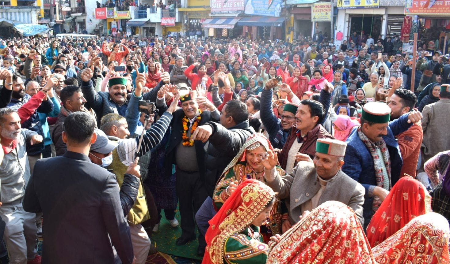 चंबा के भटियात में विधानसभा अध्यक्ष कुलदीप सिंह पठानिया के पहुंचने पर स्वागत करते कार्यकर्ता।संवाद चंबा के भटियात में विधानसभा अध्यक्ष कुलदीप सिंह पठानिया के पहुंचने पर स्वागत करते कार्यकर्ता।संवाद