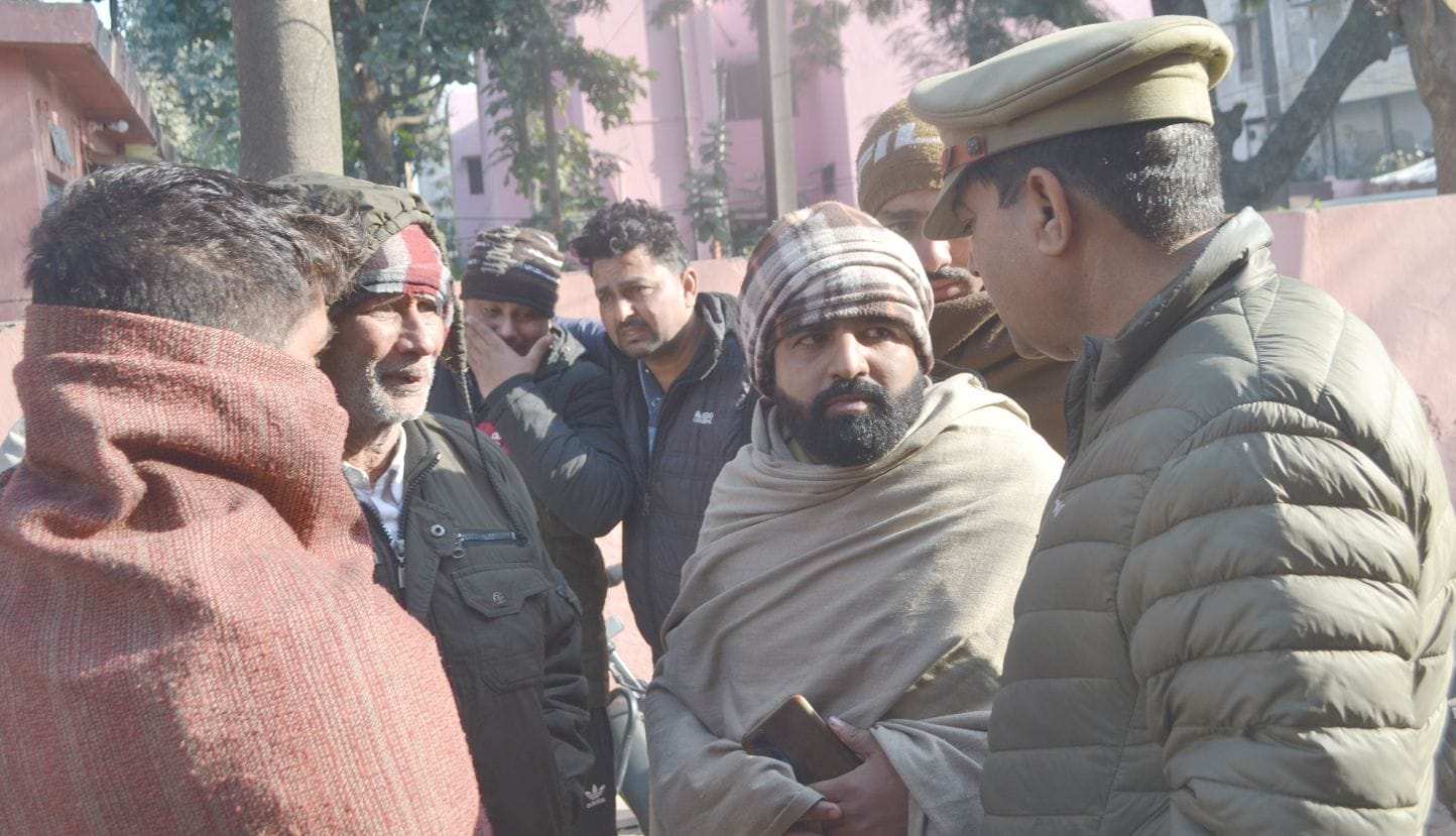 शामली सीएचसी में विलाप करते मृतक छात्र के परिजन
