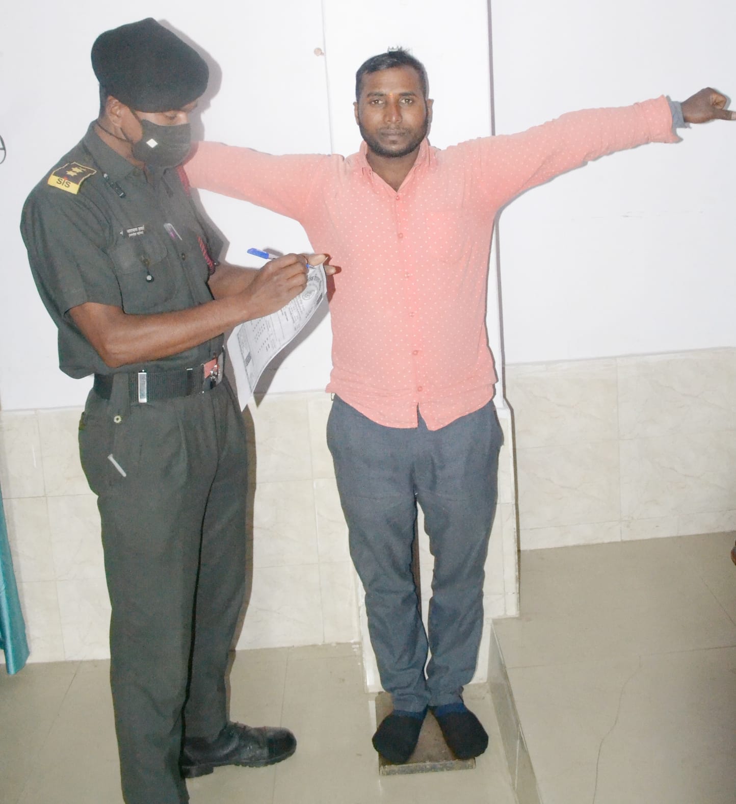 शामली ब्लॉक कार्यालय पर आयोजित रोजगार मेले में जानकारी देते अभ्यर्थी।