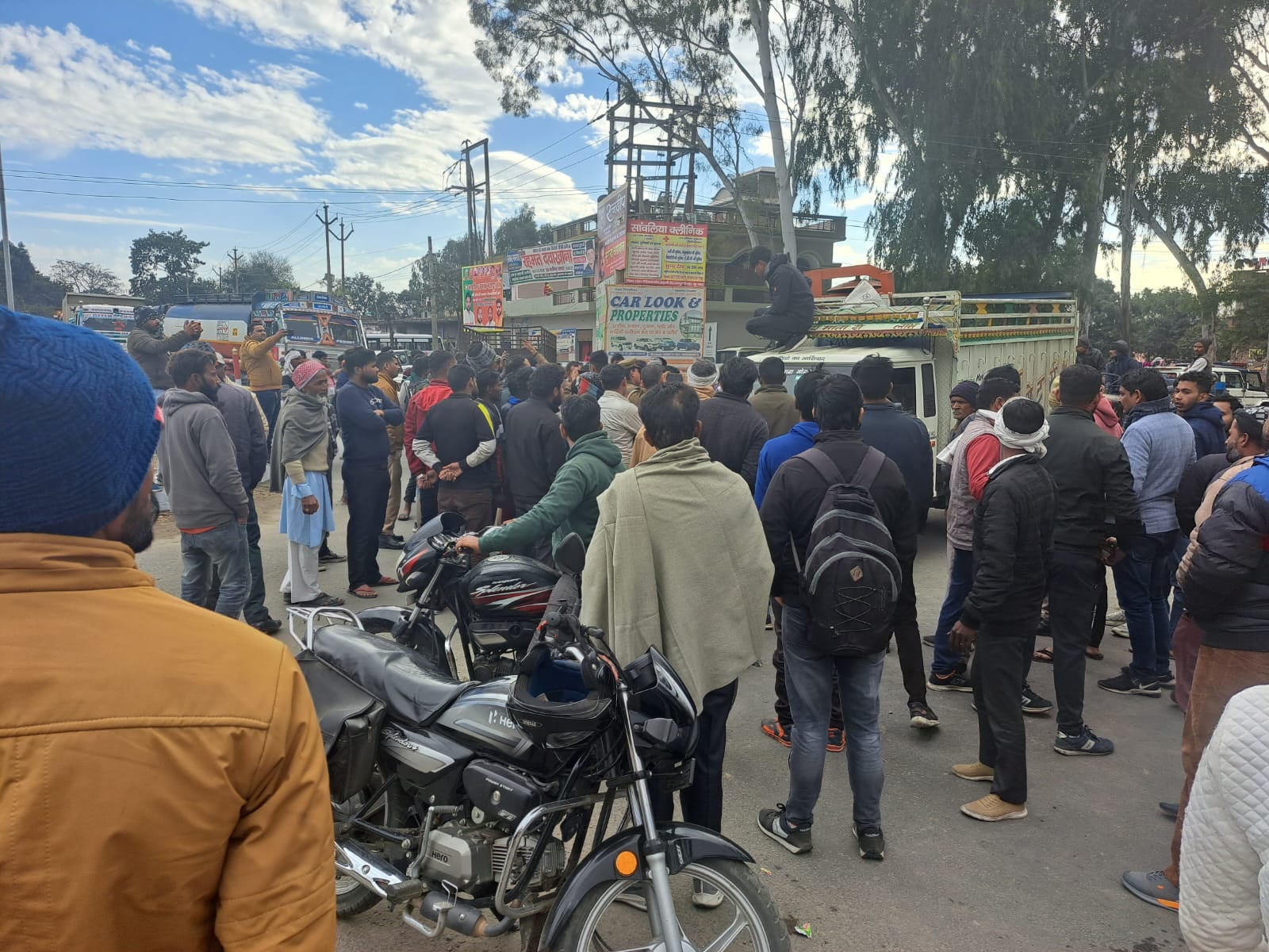 रामपुर तिराहे के पास हादसे में युवकों की मौत के बाद जाम लगाते ग्रामीण रामपुर तिराहे के पास हादसे में युवकों की मौत के बाद जाम लगाते ग्रामीण