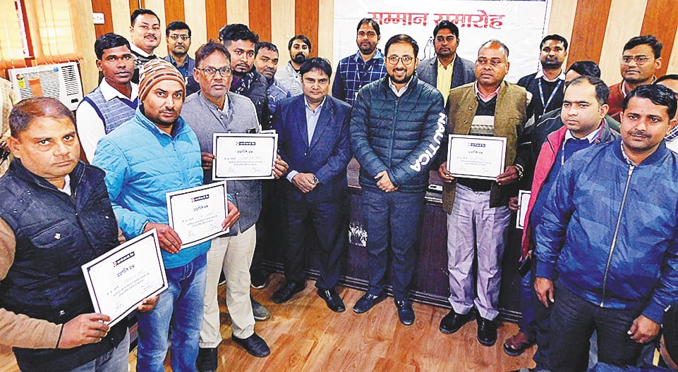 सदर ब्लाक सभागार में सम्मान समारोह में प्रमाण पत्र वितरण के दौरान सीडीओ गौरव सिंह सोगरवाल।संवाद सदर ब्लाक सभागार में सम्मान समारोह में प्रमाण पत्र वितरण के दौरान सीडीओ गौरव सिंह सोगरवाल।संवाद