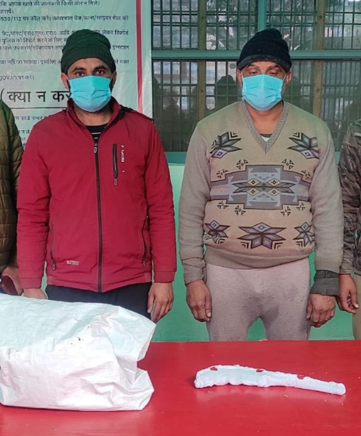 बागपत के कुरैशियान मोहल्ले में अवैध कटान का बरामद हुए समान की जांच करते पुलिसकर्मी