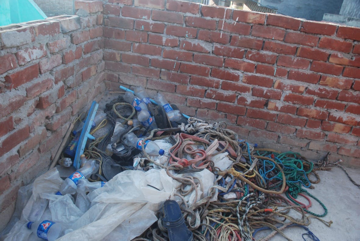 बागपत के कुरैशियान मोहल्ले में घर की छत पर पड़ी ईंट