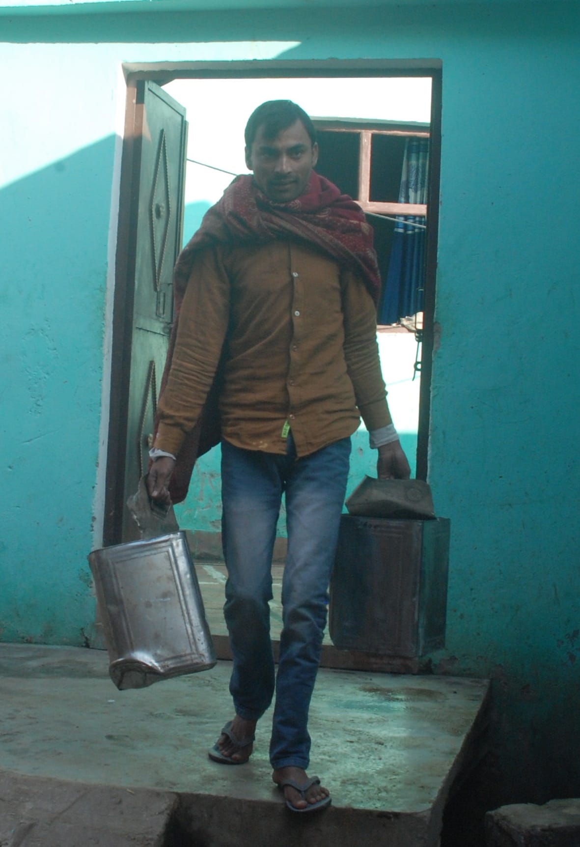 बागपत के कुरैशियान मोहल्ले में घर की छत पर पड़ी ईंट