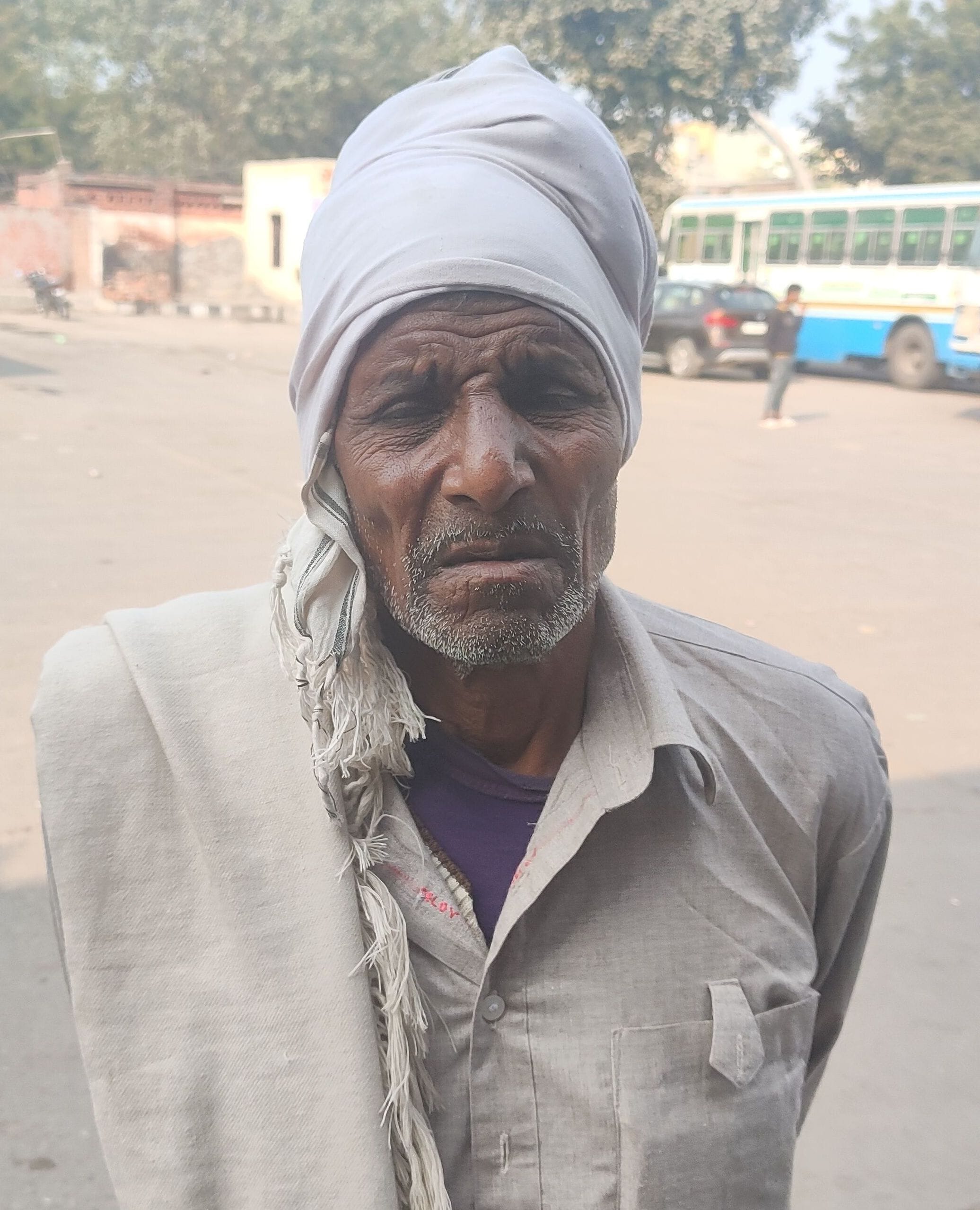 फोटो 10- बस अड्डे पर बड़ौत रूट पर बस का इंतजार करते यात्री। संवाद