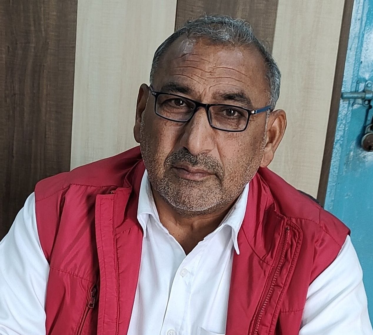 फोटो 10- बस अड्डे पर बड़ौत रूट पर बस का इंतजार करते यात्री। संवाद