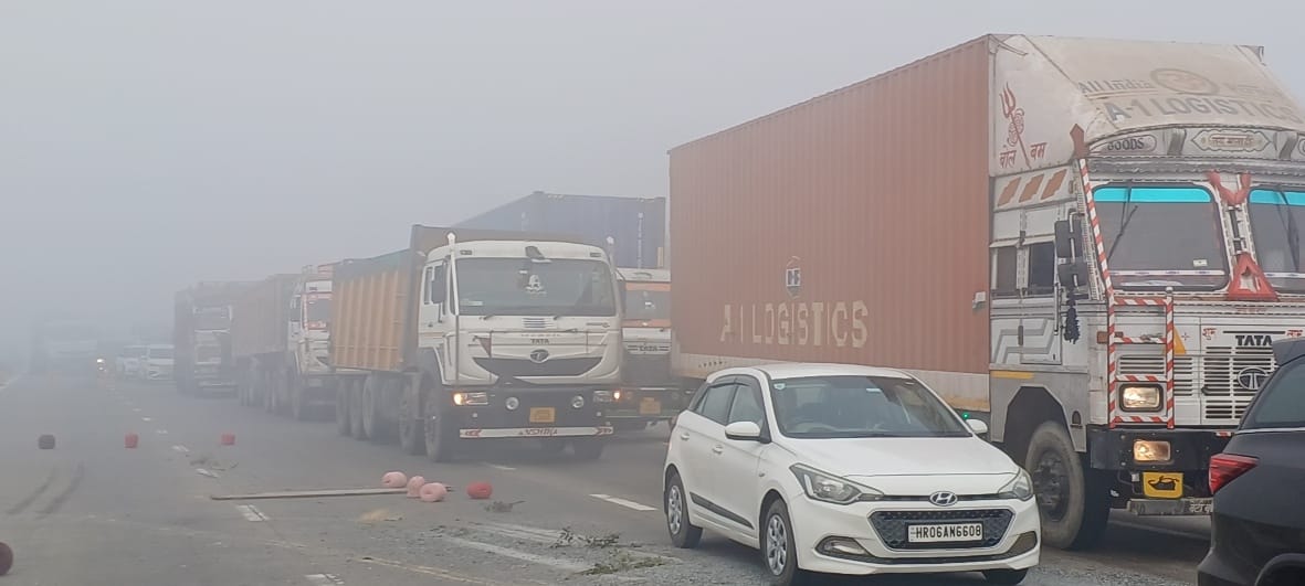 ईस्टर्न पेरिफेरल एक्सप्रेस-वे रटौल के पास दुर्घटना के बाद क्षतिग्रस्त हुए वाहन