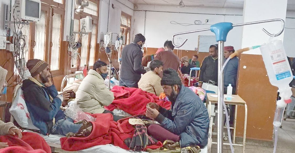 चंबा के मेडिकल कॉलेज में एक बैड पर उपचाराधीन दो मरीज।संवाद