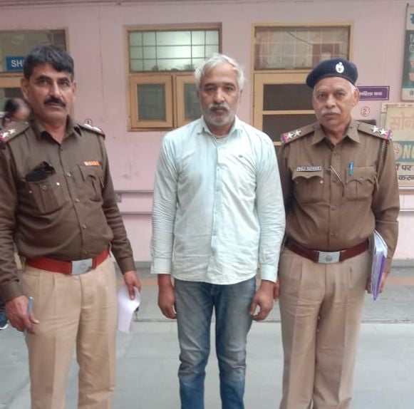फोटो :47: हत्या के आरोप में गिरफ्तार आरोपी पुलिस टीम के साथ। फोटो :47: हत्या के आरोप में गिरफ्तार आरोपी पुलिस टीम के साथ।
