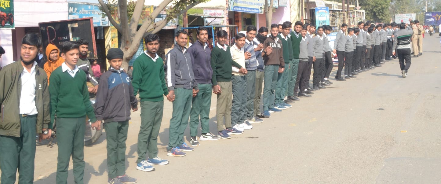 शामली माजरा रोड पर देव गार्डन के पास मानव श्रृंखला बना कर शपथ दिलाती डीएम जसतीत कौर शामली माजरा रोड पर देव गार्डन के पास मानव श्रृंखला बना कर शपथ दिलाती डीएम जसतीत कौर